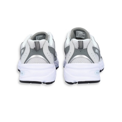 Par de sapatilhas desportivas brancas e cinzentas vista de trás