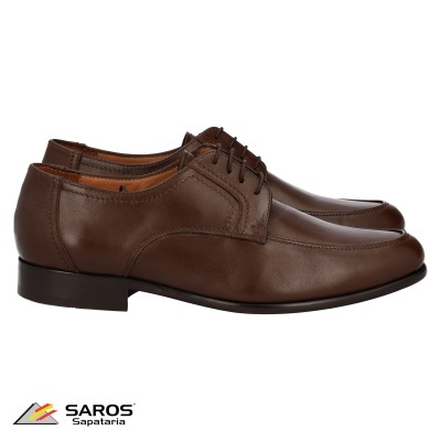 Sapatos masculinos de couro castanho com cadarços, vistos de lado