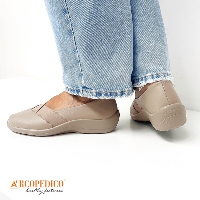 Sapatos femininos bege Arcopedico com sola confortável e elástico, calças de ganga claras de barra desfiada