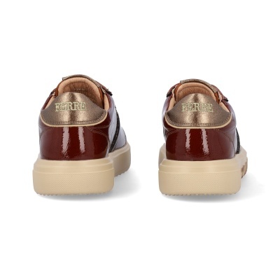 sapatilhas castanhas e douradas com sola bege vistas de trás