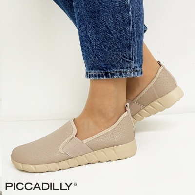 Ténis slip-on bege com sola clara e calças de ganga azul