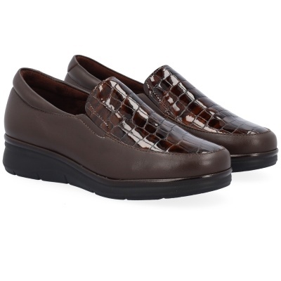 Sapatos mocassins castanhos com padrão crocodilo brilhante na parte superior