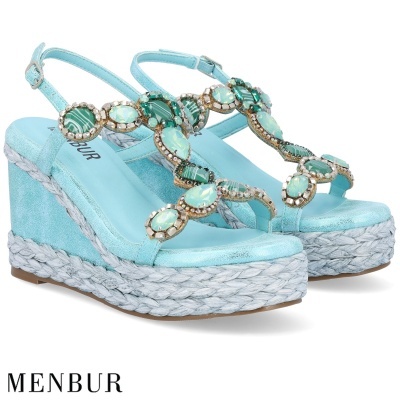 Sandálias de cunha azuis claras com pedras decorativas