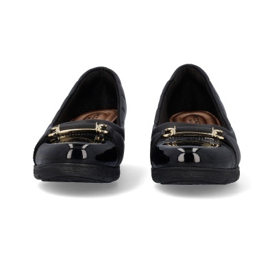 Sapatos mocassins femininos pretos brilhantes com detalhe dourado