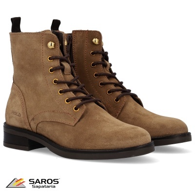 Botins castanhos claros em camurça com atacadores castanhos escuros e sola preta