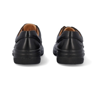 Sapatos pretos em pele vistos de trás