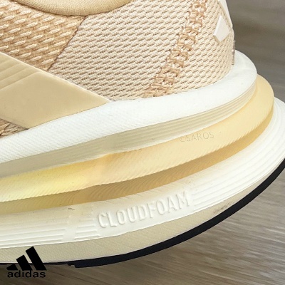 Ténis Adidas bege e branco com sola CLOUDFOAM em detalhe