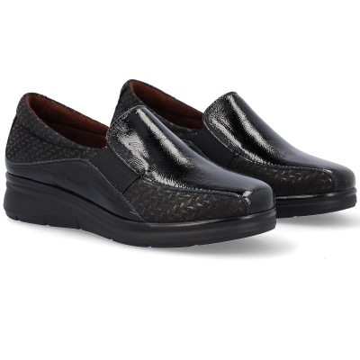 Par de sapatos pretos com superfície brilhante e textura estampada.
