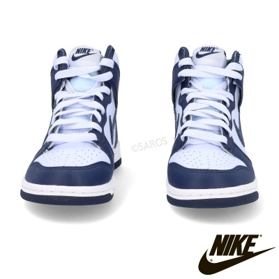 Sapatilhas desportivas Nike em branco e azul escuro com atacadores brancos.