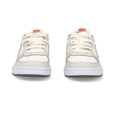 Sapatilhas Nike brancas com detalhes cinza e logo vermelho