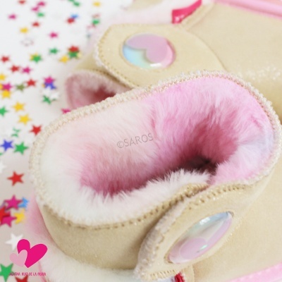 Sapato infantil bege com interior em pelo rosa e botão decorativo com coração