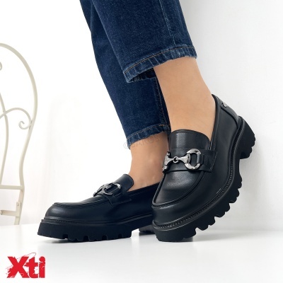 Sapatos mocassins pretos com sola grossa e detalhe metálico