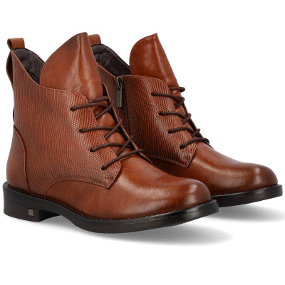 Botas de senhora castanhas em couro com textura e atacadores
