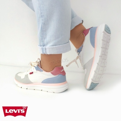 Ténis Levis branco, azul claro, cinza e rosa com sola branca e detalhes em rosa