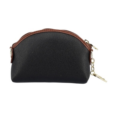 Bolsa pequena preta com detalhe castanho e chaveiro dourado