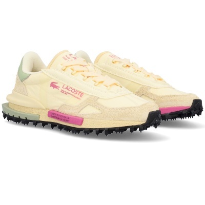 Sapatilhas desportivas Lacoste amarelas com detalhes rosa e verde e sola preta texturizada.