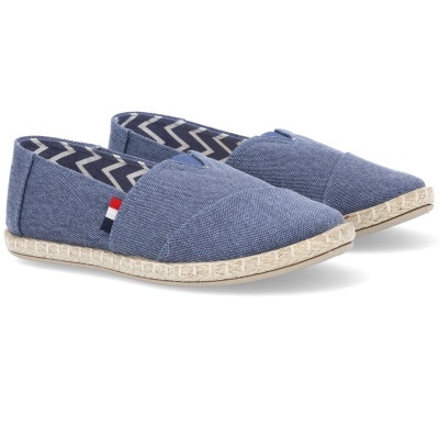 Par de alpargatas azuis com sola de cortiça e interior riscado