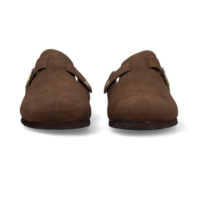 Sapatos mule castanhos em camurça com fivela dourada em fundo branco