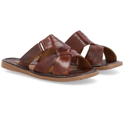 Sandálias masculinas castanhas em pele com tira cruzada e fecho em velcro.