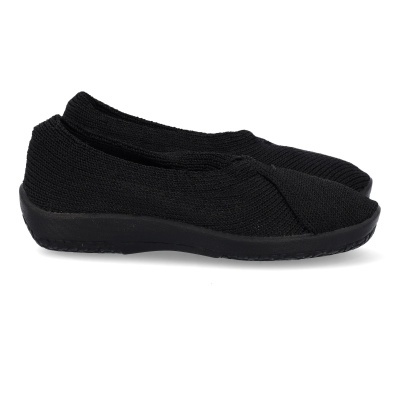 Sapatos sapatilha pretos em tecido tricotado com sola preta