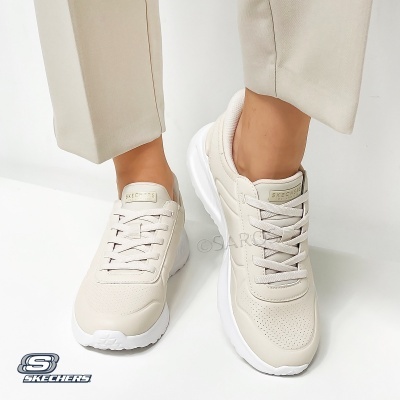 Ténis Skechers bege e branco com sola branca e textura perfurada