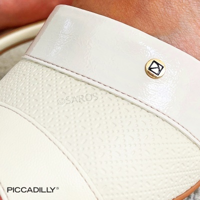 Calçado branco com texturas e rebite dourado, marca PICCADILLY