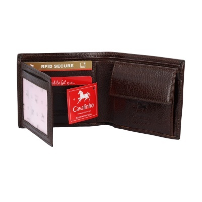 Carteira de couro castanho escuro aberta com cartões RFID e etiqueta Cavalinho.