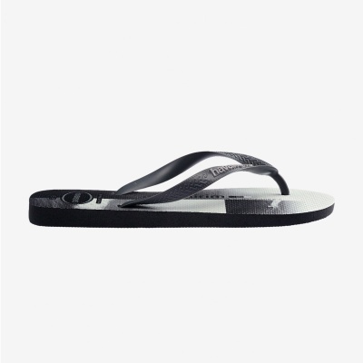 Chinelo preto e cinzento com correias pretas e marca Havaianas