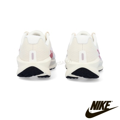 Ténis brancos Nike vistos de trás, com detalhes em rosa e cinza