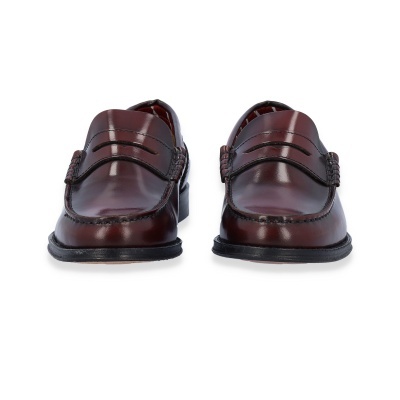 Sapatos de homem castanhos em pele com sola preta sobre fundo branco