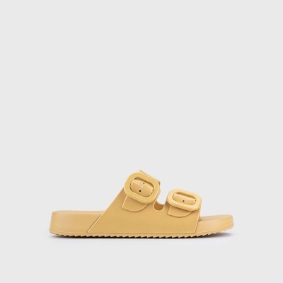 Sandália amarela com duas fivelas quadradas.