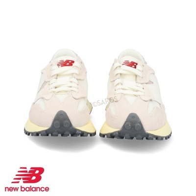 Par de ténis New Balance bege e branco com logótipo vermelho