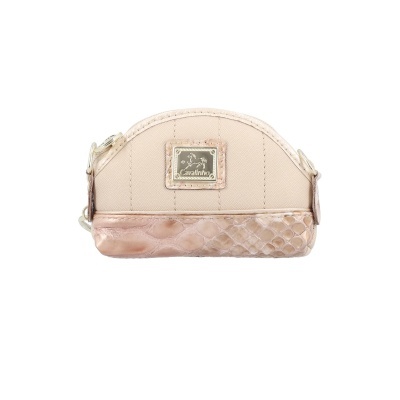 Carteira pequena bege com textura de couro castanho e etiqueta metálica Calanho