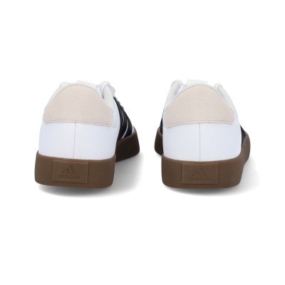 Ténis Adidas vista traseira com sola castanha e parte traseira branca e bege