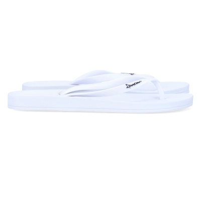 Chinelos flip-flop brancos com marca Ipanema nas tiras