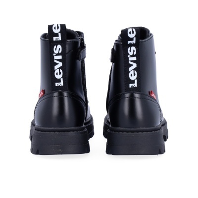 Botas pretas com etiquetas Levis e fundo branco.
