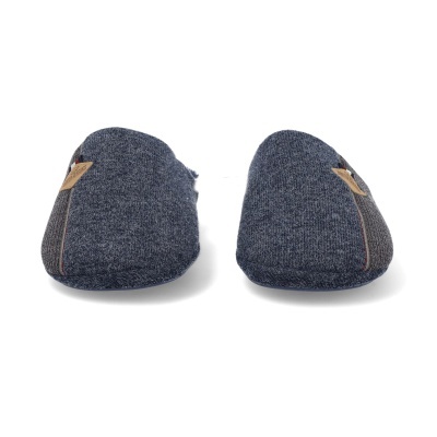 Chinelos cinzentos em tecido com etiqueta castanha