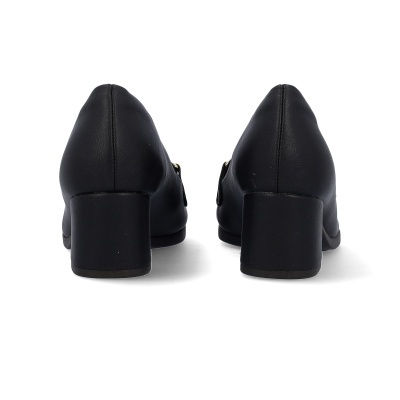 Sapatos pretos femininos de salto bloco vistos de trás