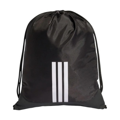 Mochila saco preta com três riscas verticais brancas e cordões pretos.