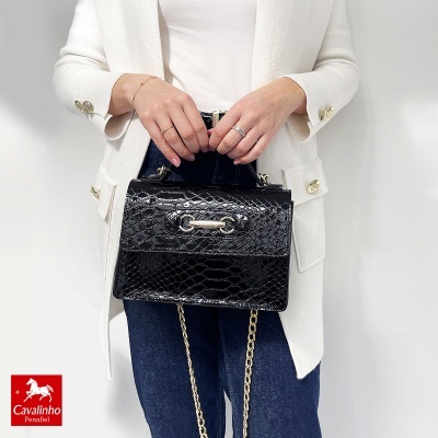 Mala de senhora Cavalinho preta com padrão pele de cobra e alça de corrente dourada