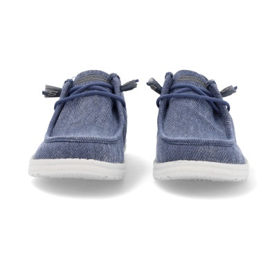 Par de sapatos Skechers azuis com sola branca, vistos pela frente