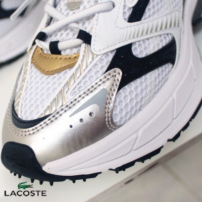 Sapatilha desportiva Lacoste branca com detalhes dourados e prateados
