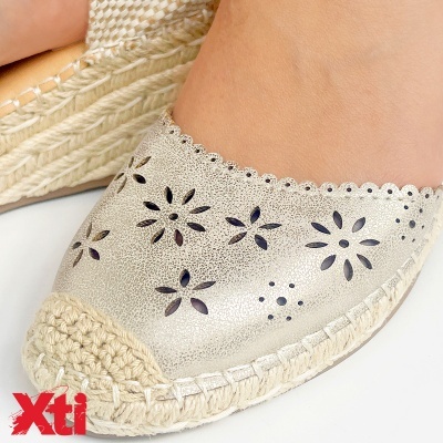 Sapatilha prateada tipo alpercata com padrões florais recortados e sola de juta