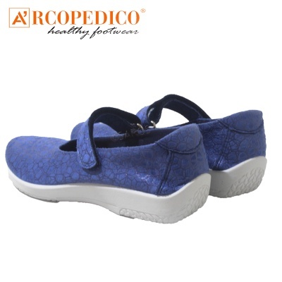 Sapatilhas azuis com velcro e sola branca