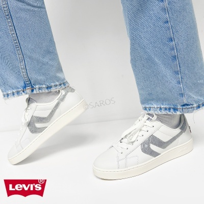 Ténis Levis brancos com detalhes prata e jeans claros