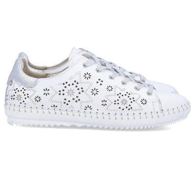 Ténis brancos em pele com padrões florais e estrelados recortados a laser