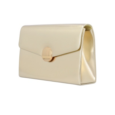 Mala carteira creme com fecho dourado sobre fundo branco