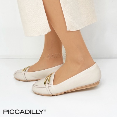 Sapatilhas brancas de pele com detalhe dourado na frente e sola castanha clara