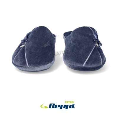 Chinelos femininos azuis escuros com flores decorativas e costura branca