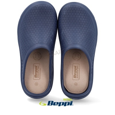 Par de chinelos azuis com abertura traseira e superfície perfurada